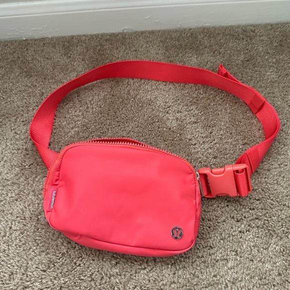 lululemon athletica Handbags - Lululemon belt bag